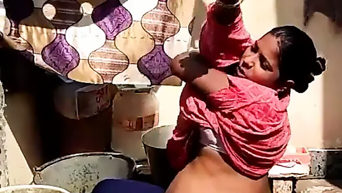 Mira A Una Madre India Bañarse Al Aire Libre