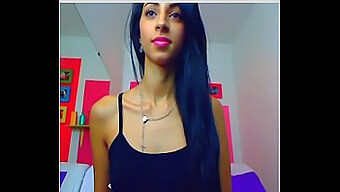 Belle Femme Se Fait Plaisir Anal En Webcam Avec Un Gode