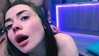 Bạn Gái Tình Nguyện Viên Đói Tinh Trùng Cho Một Màn Blowjob Lộn Xộn