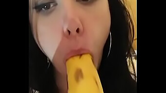 Salope Amateur De 18 Ans Devient Coquine Avec Une Banane