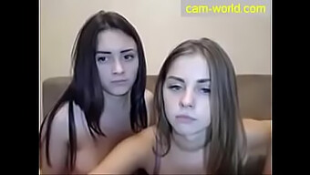 Matrigna E Sorellastra Si Baciano In Un Video Lesbo