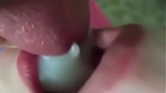 Redhead Cumming In Mouth: O Compilație De Ejaculări