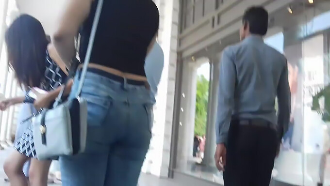 Garota Indiana Com Barriga Grande Em Jeans Apertados