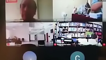 L'Avocat Oublie D'Éteindre Sa Webcam Pendant La Vidéoconférence De Zoom