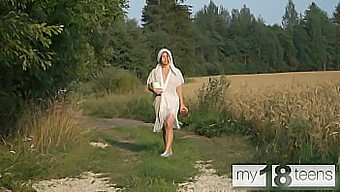 Nika De My18teens Se Entrega Al Placer En Solitario En El Campo