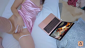 Remaja Comel Pancut Sambil Menonton Pornografi Dalam Lingerie