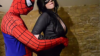 Grote Borsten Cosplayer Geeft Blowjob En Tieten Vingeren Aan Spiderman