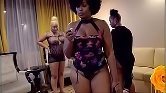 Dövmeli Ebony Bebek, Interracial Üçlüde Poposuna Alıyor