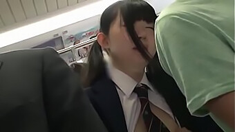 Die Tiefe Kehle Des Japanischen Teens Und Die Kleinen Asiatischen Titten Auf Dem Display