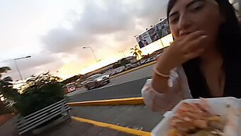 Um Vídeo Caseiro Captura Uma Garota Amadora Deslumbrante Em Público.