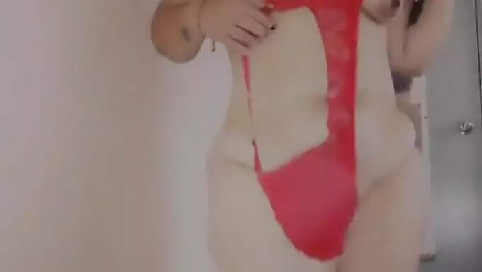 Uma Mulher Madura Com Bundas Grandes Se Transforma Em Lingerie Sexy E Brinca Com Um Brinquedo Sexual