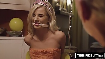 Micuța Adolescentă Bella Rose Își Ia Sânii Mici Futuți Și Primește Un Tratament Facial