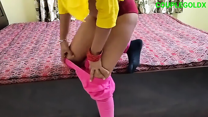 Pancutan Air Mani India Bhabhi Dalam Gaun Kuning