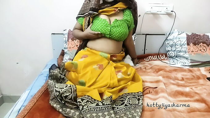 Indian Auntie Gets Her Clothes Off