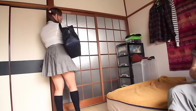 Colegial Japonesa Recebe Uma Punheta E Gozada Interna Neste Vídeo Premium