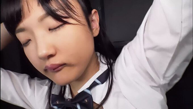 Asiatisk Studerende Underkaster Sig Bdsm Creampie I Viral Video