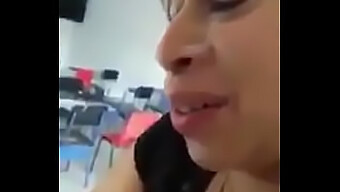 Guru Latina Memberikan Blowjob Di Dalam Kelas Dan Mendapat Mulut Penuh Air Mani